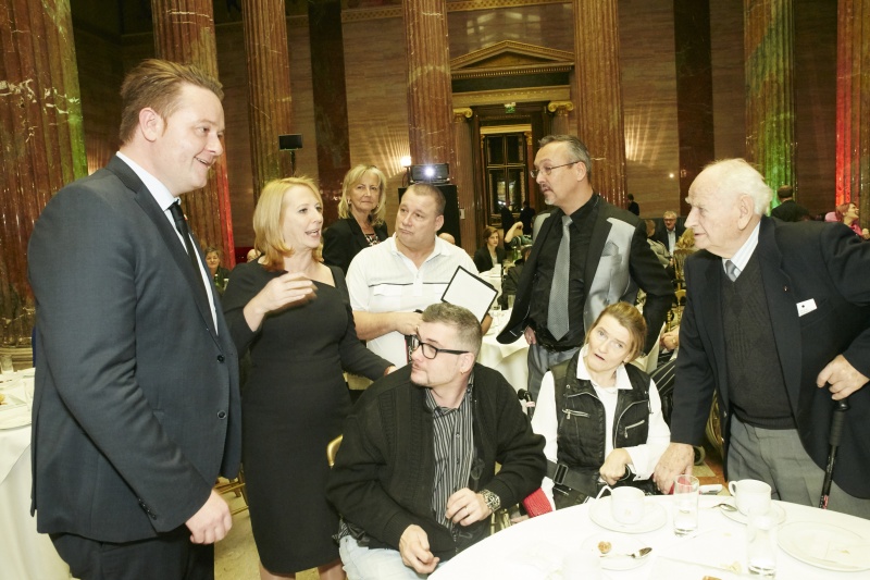 von links: Bundesratspräsident Mario Lindner (S), Nationalratspräsidentin Doris Bures (S) mit VeranstaltungsteilnehmerInnen