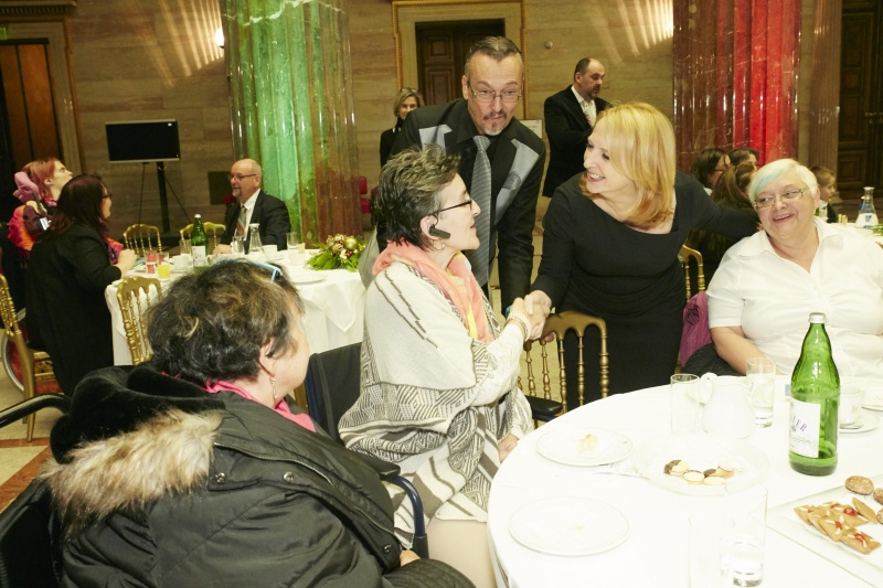 Nationalratspräsidentin Doris Bures (S) mit VeranstaltungsteilnehmerInnen