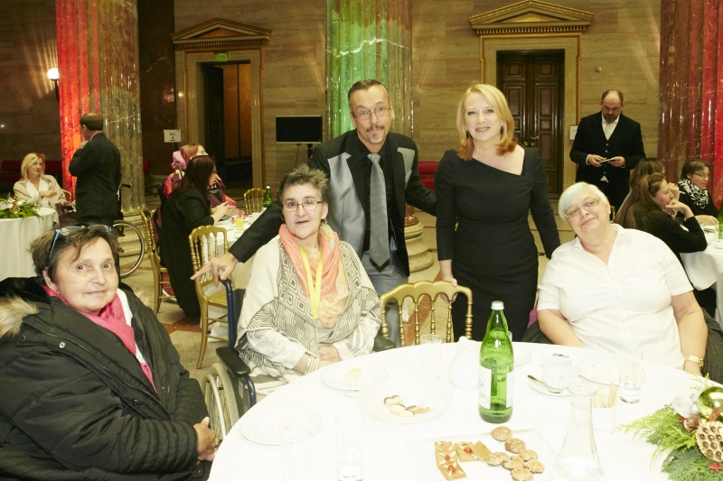 Nationalratspräsidentin Doris Bures (S) mit VeranstaltungsteilnehmerInnen