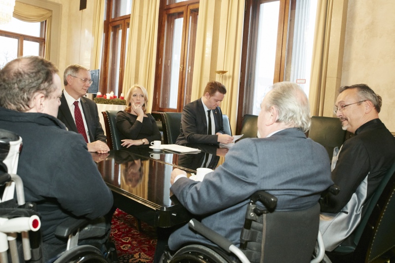 von links: Sozialminister Alois Stöger (S), Nationalratspräsidentin Doris Bures (S), Bundesratspräsident Mario Lindner (S), Klaus Voget ÖAR-Präsident, Klaus Widl Vizepräsident ÖAR