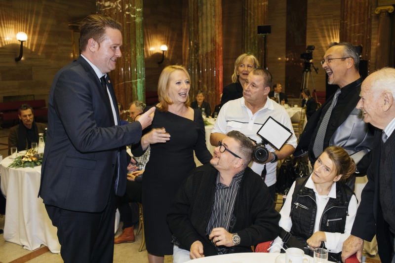 von links: Bundesratspräsident Mario Lindner (S), Nationalratspräsidentin Doris Bures (S) mit Gästen