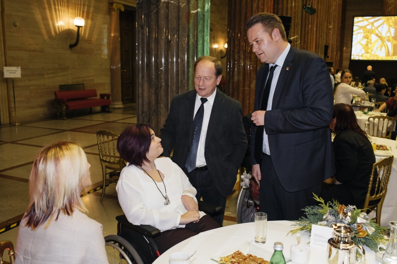 Von rechts: Bundesratspräsident Mario Lindner (S) mit Gästen