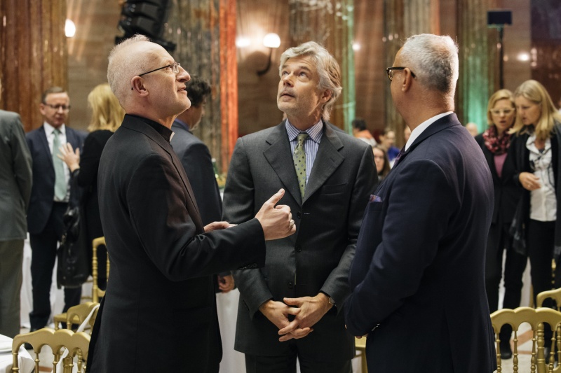 Parlamentsdirektor Harald Dossi (Mitte)  im Gespräch mit Veranstaltungsteilnehmern