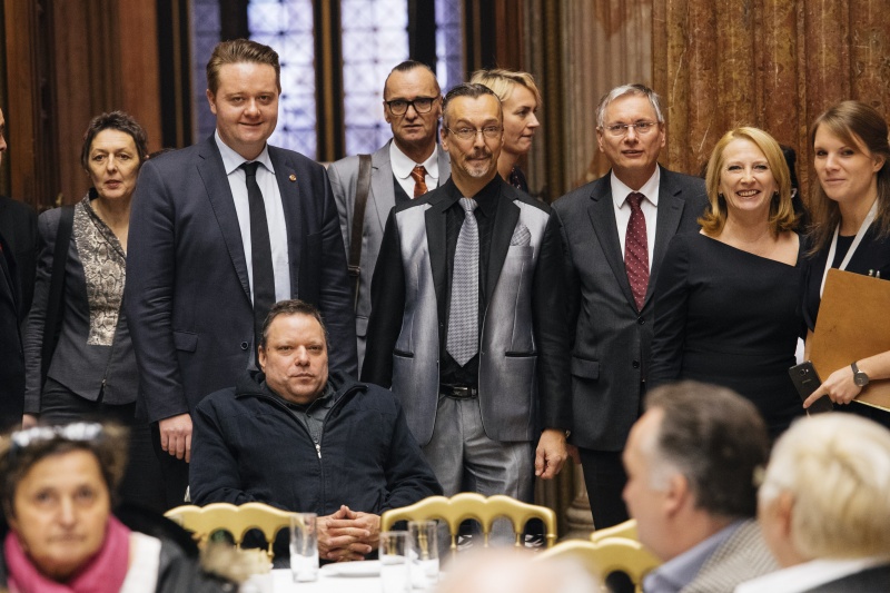 Mitte: Bundesratspräsident Mario Lindner (S) mit VeranstaltungsteilnehmerInnen. Von Rechts: Nationalratspräsidentin Doris Bures (S) und Sozialminister Alois Stöger (S)