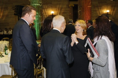 von links: Bundesratspräsident Mario Lindner (S), Michael Landau, Nationalratspräsidentin Doris Bures (S) und Veranstaltungsteilnehmerin im Gespräch
