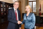 Von rechts: Nationalratspräsidentin Doris Bures (S) begrüßt den designierten Bundespräsidenten Alexander van der Bellen