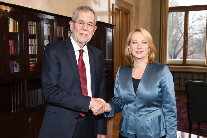 Von rechts: Nationalratspräsidentin Doris Bures (S) begrüßt den designierten Bundespräsidenten Alexander van der Bellen