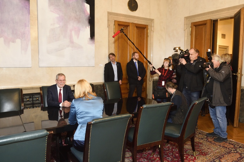 Nationalratspräsidentin Doris Bures (S) im Gespräch mit dem designierten Bundespräsidenten Alexander van der Bellen sowie MedienvertreterInnen