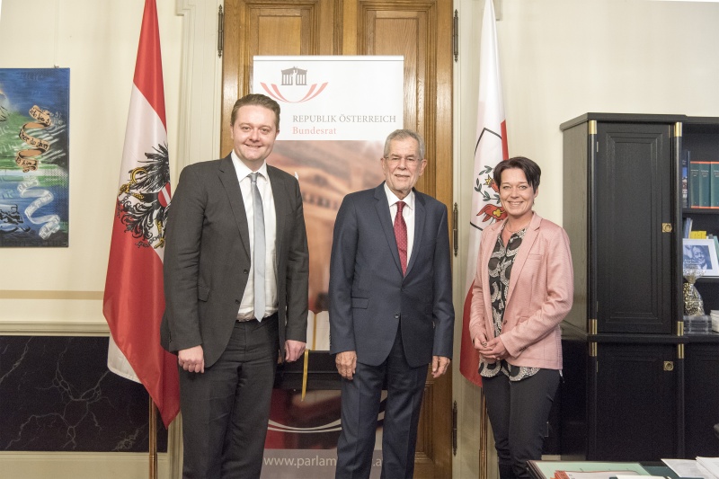 Von links: Bundesratspräsident Mario Lindner (S), Designierter Bundespräsident Alexander van der Bellen und designierte Bundesratspräsidentin für das erste Halbjahr 2017 Sonja Ledl-Rossmann (V)