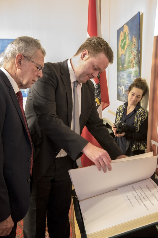 Von links: Designierter Bundespräsident Alexander van der Bellen und Bundesratspräsident Mario Lindner (S) beim Eintrag in das Gästebuch