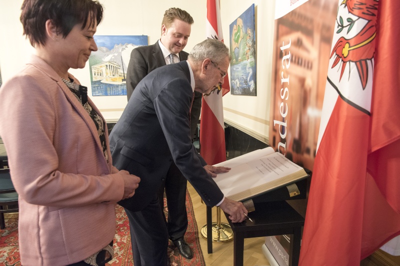 Designierter Bundespräsident Alexander von der Bellen beim Eintrag in das Gästebuch