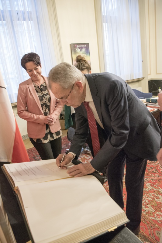 Designierter Bundespräsident Alexander von der Bellen beim Eintrag in das Gästebuch
