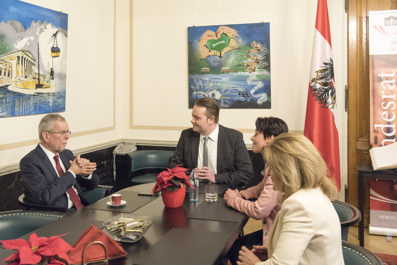 Von links: Designierter Bundespräsident Alexander van der Bellen, Bundesratspräsident Mario Lindner (S), designierte Bundesratspräsidentin für das erste Halbjahr 2017 Sonja Ledl-Rossmann und Bundesratsvizedirektorin Alice Alsch-Harrant bei der Aussprache