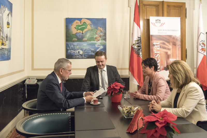 Von links: Designierter Bundespräsident Alexander van der Bellen, Bundesratspräsident Mario Lindner (S), designierte Bundesratspräsidentin für das erste Halbjahr 2017 Sonja Ledl-Rossmann und Bundesratsvizedirektorin Alice Alsch-Harrant bei der Aussprache
