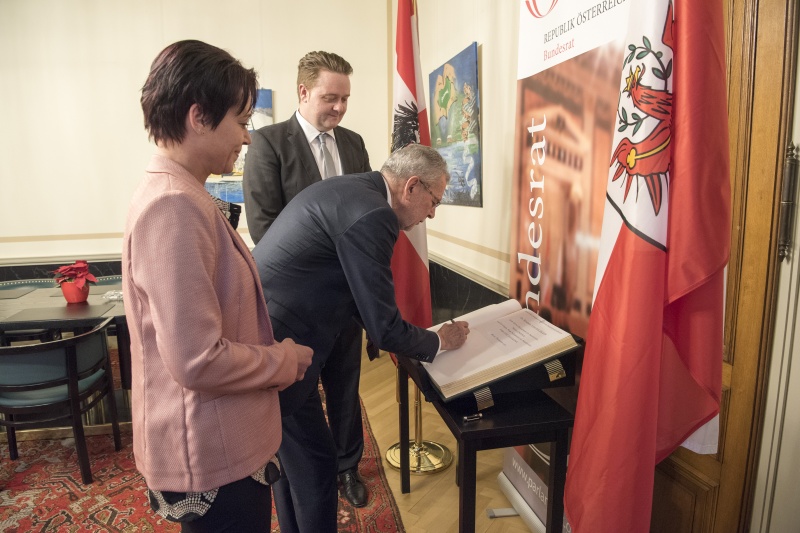 Designierter Bundespräsident Alexander von der Bellen beim Eintrag in das Gästebuch