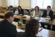 Österreichische Delegation. Von rechts: Bundesratsvizepräsident Ernst Gödl (V), Dolmetscherin, Bundesrätin Ewa Dziedzic (G); Parlamamentsbediensteter