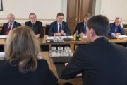 Russische Delegation mit dem Vorsitzenden des russischen Föderationsrates Konstantin Kossatschjow (3. von links)