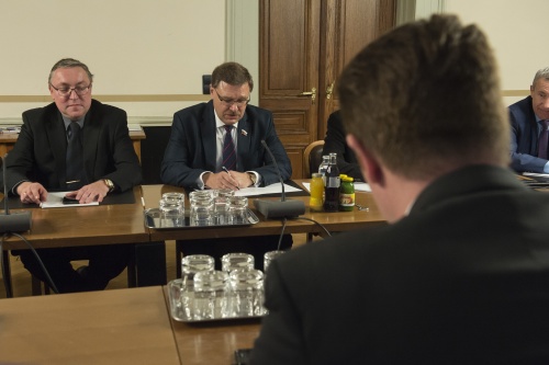 Russische Delegation während der Aussprache mit Vorsitzendem des russischen Föderationsrates Konstantin Kossatschjow (2. von links)
