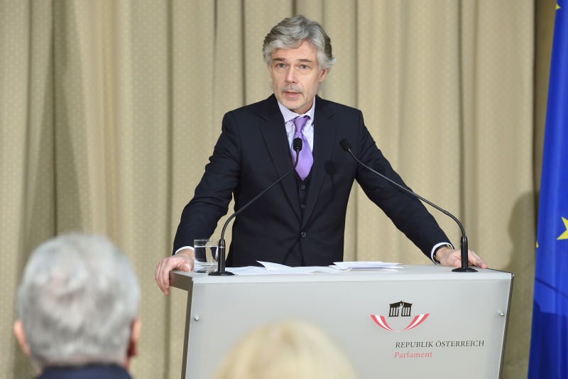 Begrüßung durch Parlamentsdirektor Harald Dossi