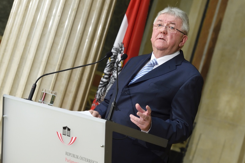 Professor Reinhold Eckhardt bei seinen Dankesworten