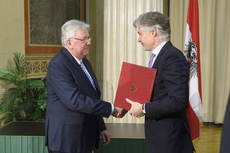 Von links: Professor Reinhold Eckhardt und Parlamentsdirektor Harald Dossi