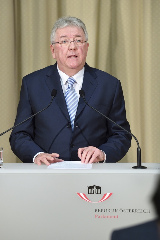 Professor Reinhold Eckhardt bei seinen Dankesworten