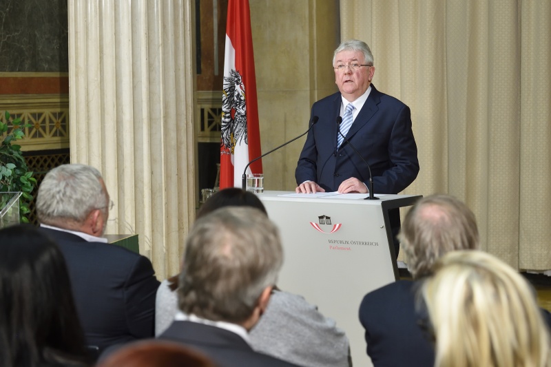 Professor Reinhold Eckhardt bei seinen Dankesworten