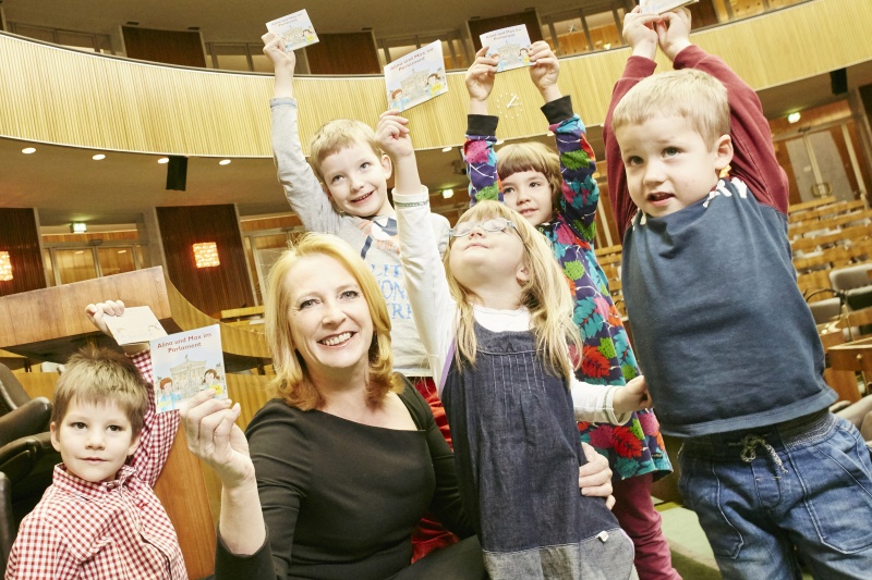 Nationalratspräsidentin Doris Bures (S) mit Kindern und Parlament-Pixibuch