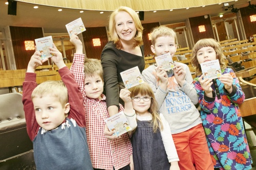 Nationalratspräsidentin Doris Bures (S) mit Kindern und Parlament-Pixibuch