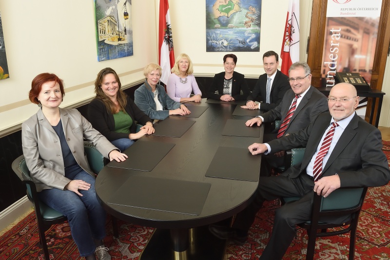 Von Links: Bundesratdirektorin Susanne Bachmann, Bundesrätin Nicole Schreyer(G), Bundesrätin Monika Mühlwerth (F), Bundesratsvizepräsidentin Ingrid Winkler (S), Bundesratspräsidentin Sonja Ledl-Rossmann (V), Bundesratsvizepräsident Ernst Gödl (V), Bundesrat Edgar Mayer (V) und Bundesrat Reinhard Todt (S)