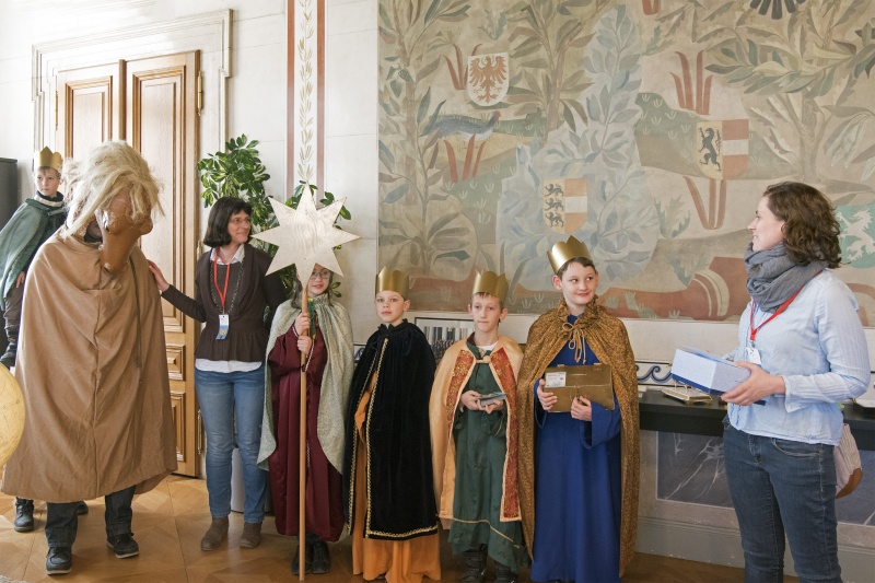 Sternsinger der Pfarre Cyrill und Method aus dem 21. Bezirk in Wien zu Gast beim Zweiten Nationalratspräsidenten Karlheinz Kopf