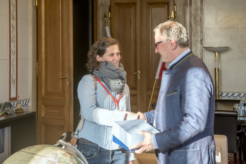 Übergabe von Keksen an den Zweiten Nationalratspräsidenten Karlheinz Kopf