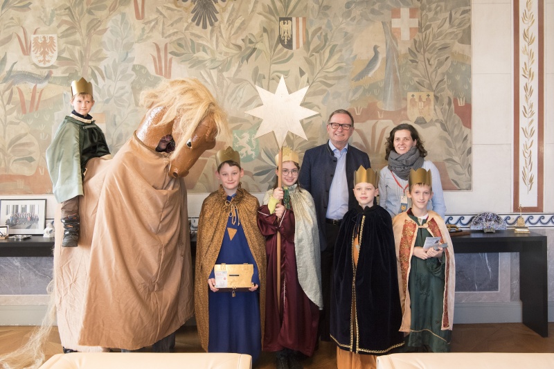 Gruppenfoto mit den Sternsingern der Pfarre Cyrill und Method aus dem 21. Bezirk in Wien und dem Zweiten Nationalratspräsidenten Karlheinz Kopf