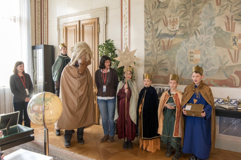 Sternsinger der Pfarre Cyrill und Method aus dem 21. Bezirk in Wien zu Gast beim Zweiten Nationalratspräsidenten Karlheinz Kopf