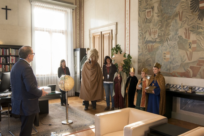 Sternsinger der Pfarre Cyrill und Method aus dem 21. Bezirk in Wien zu Gast beim Zweiten Nationalratspräsidenten Karlheinz Kopf