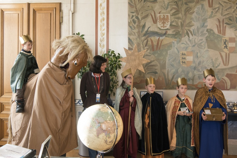 Sternsinger der Pfarre Cyrill und Method aus dem 21. Bezirk in Wien zu Gast beim Zweiten Nationalratspräsidenten Karlheinz Kopf