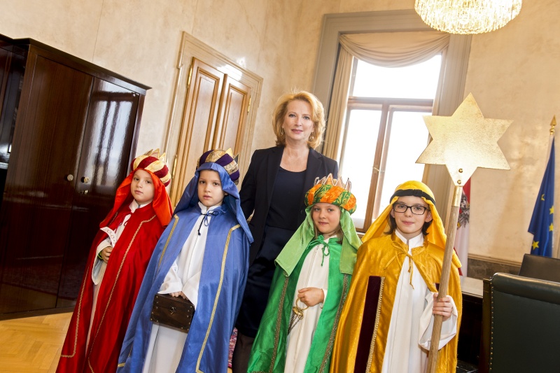Gruppenfoto mit den Sternsingern der Pfarre Maria Lanzendorf und Nationalratspräsidentin Doris Bures (S)