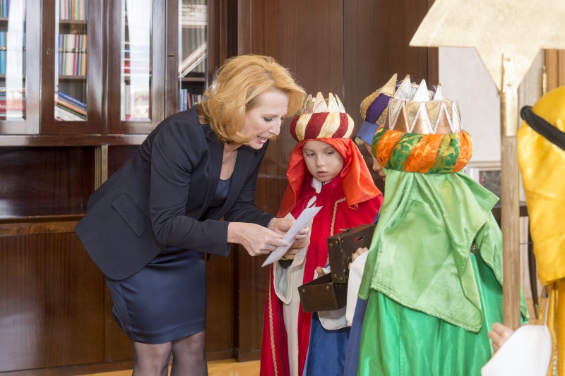 Übergabe der Spende an die Sternsinger