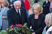 Von rechts: Kranzniederlegung von Nationaratspräsidentin Doris Bures und des österr. Botschafters in Israel Martin Weiss am Grab von Ari Rath