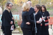Nationalratspräsidentin Doris Bures (S) begrüßt die Nichte von Ari Rath