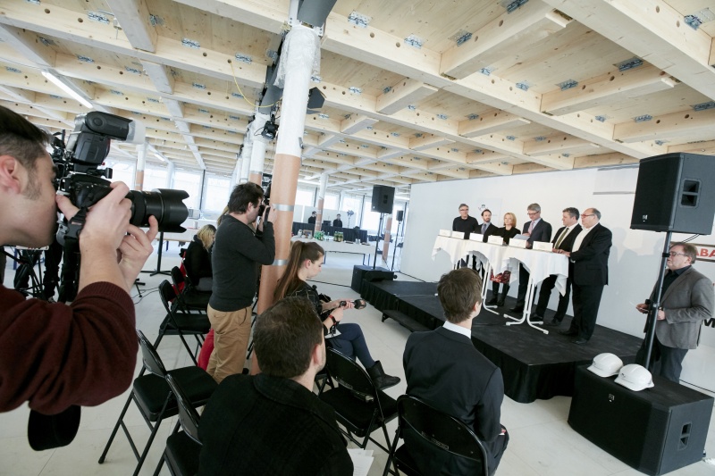 von links: Sigi Ramoser Designbüro Sägenvier, Christian Leitner GF Lukas Lang Building Technologies, Nationalratspräsidentin Doris Bures (S), Parlamentsvizedirektor Alexis Wintoniak, Reinhold Sahl Burghauptmann, Herbert Vanzo Direktionsleiter STRABAG AG