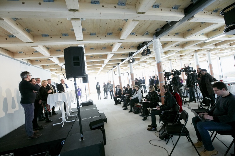 Podium von links: Sigi Ramoser Designbüro Sägenvier, Christian Leitner GF Lukas Lang Building Technologies, Nationalratspräsidentin Doris Bures (S), Parlamentsvizedirektor Alexis Wintoniak, Reinhold Sahl Burghauptmann und Herbert Vanzo Direktionsleiter STRABAG AG während der Pressekonferenz