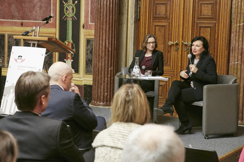 Podium von links: Lisa Herzog Hochschule für Politik München und Petra Stuiber Der Standard am Wort