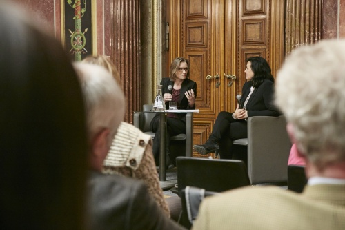 Podium von links: Lisa Herzog Hochschule für Politik München (am Wort) und Petra Stuiber Der Standard