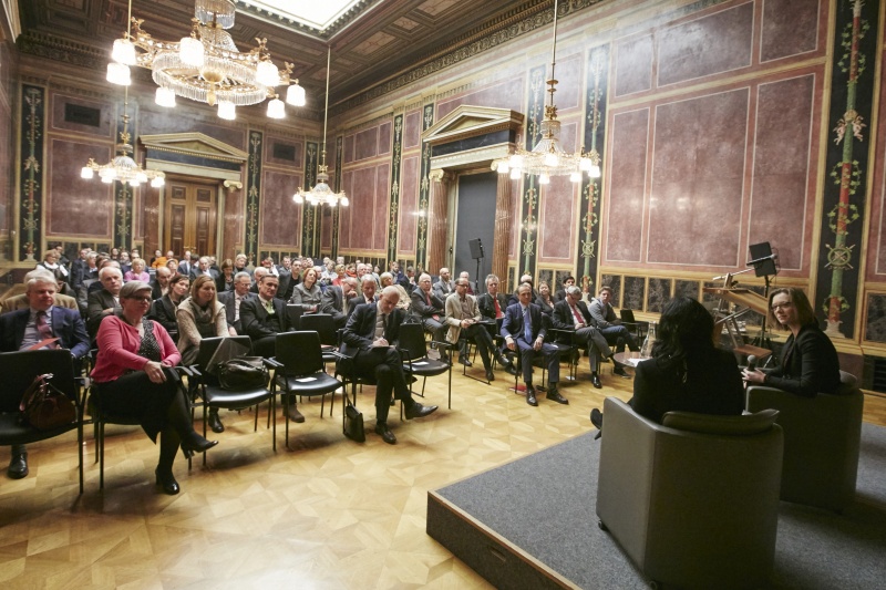 Podium von rechts: Lisa Herzog Hochschule für Politik München und Petra Stuiber Der Standard. Blick Richtung VeranstaltungsteilnehmerInnen