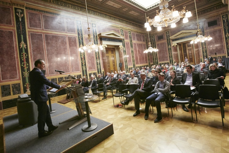 Begrüßung und Einleitung durch Nationalratsabgeordneten Wolfgang Gerstl (V) Verfassungssprecher der ÖVP. Blick Richtung VeranstaltungsteilnehmerInnen
