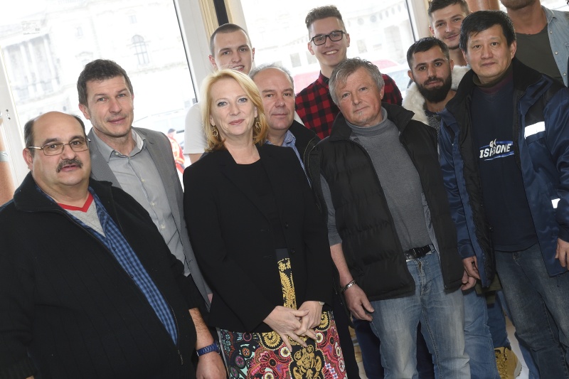 Nationalratspräsidentin Doris Bures (S) mit MitarbeiterInnen der beiteiligten Unternehmen