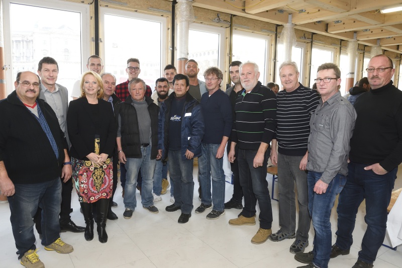 Nationalratspräsidentin Doris Bures (S) mit MitarbeiterInnen der beiteiligten Unternehmen