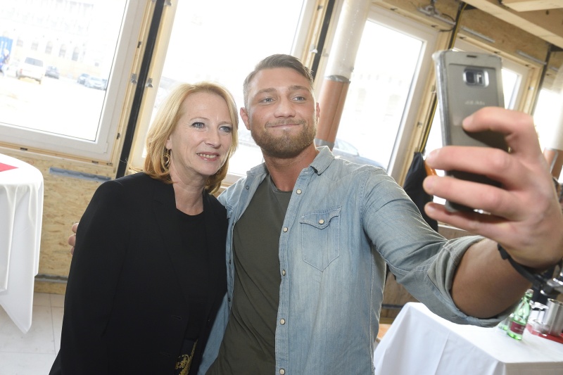 Nationalratspräsidentin Doris Bures (S) mit Mitarbeiter der beiteiligten Unternehmen