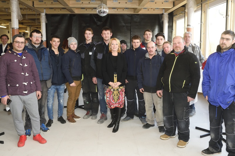 Nationalratspräsidentin Doris Bures (S) mit MitarbeiterInnen der beiteiligten Unternehmen